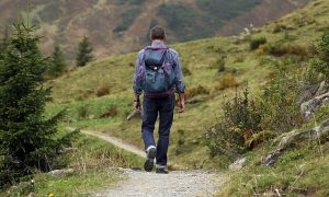 Scopri come scegliere l’abbigliamento da trekking perfetto per la tua avventura!