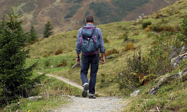 Scopri come scegliere l'abbigliamento da trekking perfetto per la tua avventura!